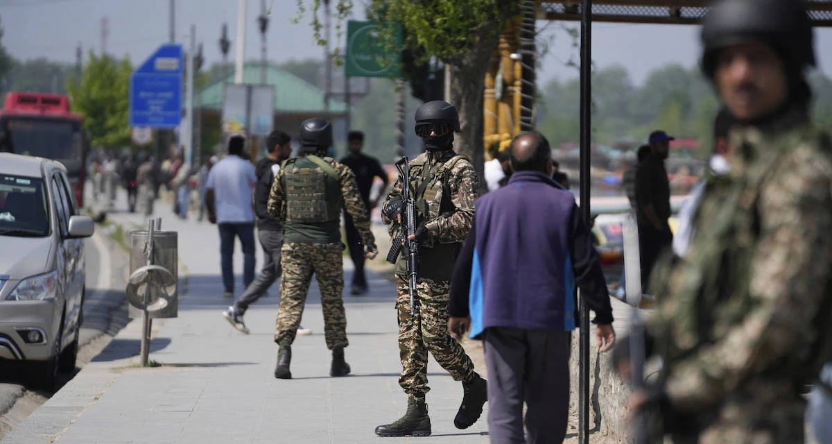 Il rischio di ritorsioni e attacchi militari dopo l’attentato in KashmirIn India molti accusano il governo pachistano di essere il mandante dell'attacco di martedì e chiedono di rispondere, anche con l'esercito