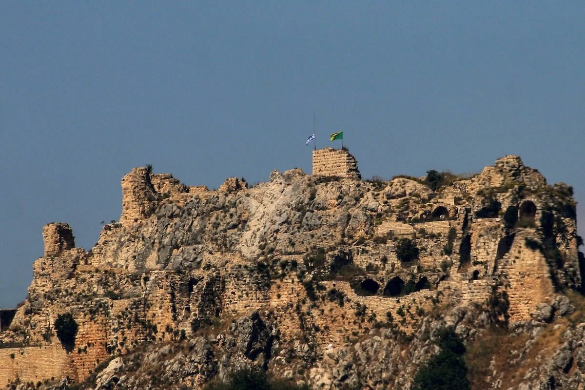 4 minuti faPerché il forte di Beaufort è un simbolo dell’occupazione israeliana in LibanoL'esercito lo controllò per 18 anni, dal 1982 al 2000, usandolo come avamposto e approfittando della sua posizione sopraelevata vicino al fiume Litani: ora ci è tornato