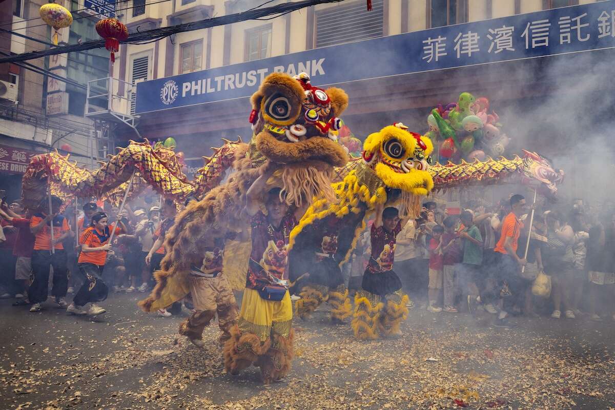 Le foto dei festeggiamenti del Capodanno lunare, nel mondoA mezzanotte è iniziato l'anno del serpente, con fuochi d'artificio e parate in Cina ma anche in moltissimi altri paesi