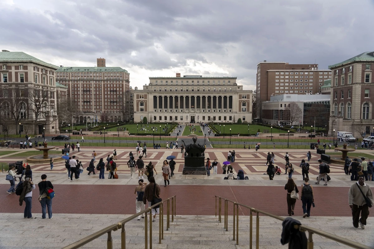 Perché Trump ce l’ha con le università americaneLe accuse di antisemitismo sono soltanto una piccola parte del problema, che nasce da ostilità culturali e politiche vecchie di decenni