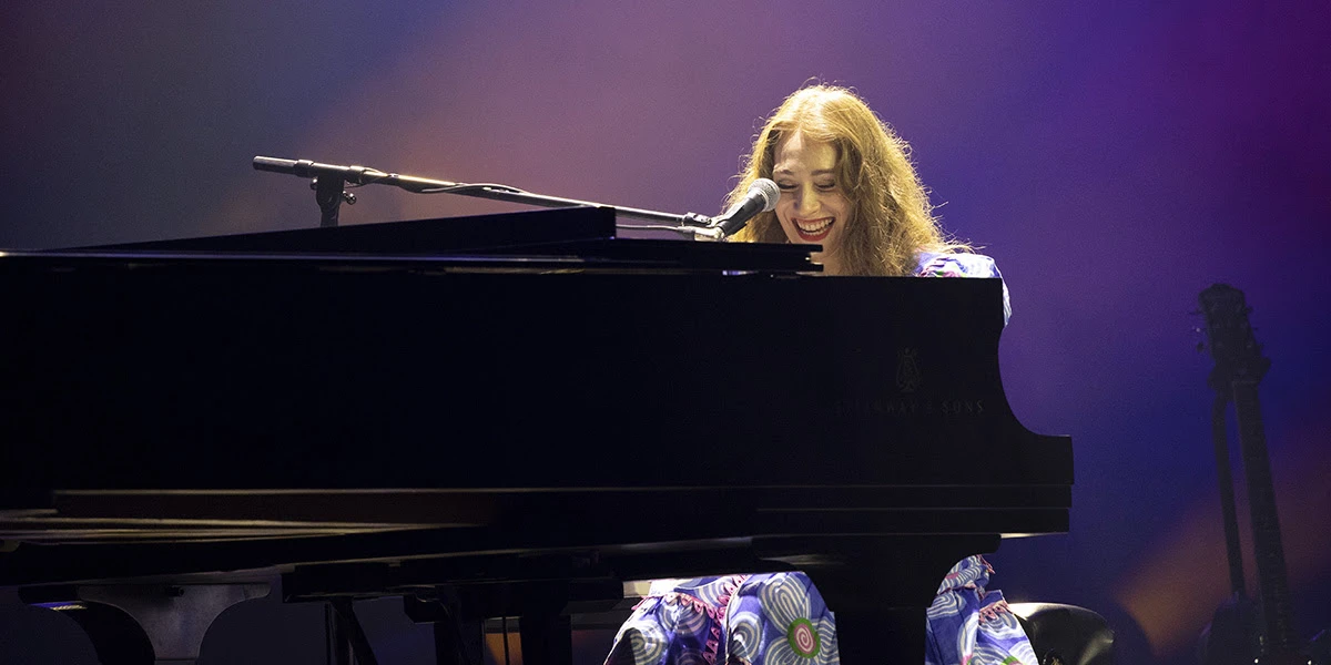 Un’altra canzone di Regina Spektor“Amici? Nemici? Semplici conoscenti!”