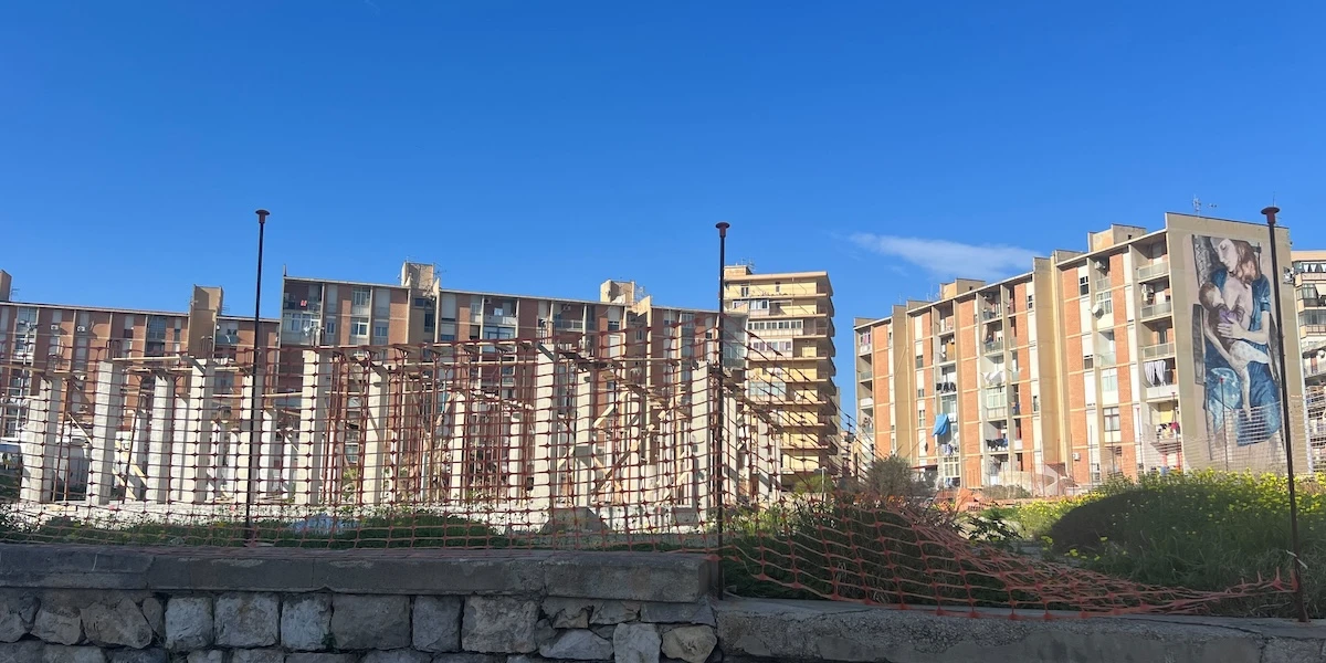 L’asilo di Palermo che non si riesce a costruireAllo Sperone, uno dei quartieri più complicati della città, ce ne sarebbe un gran bisogno, ma il cantiere subisce da mesi furti e sabotaggi