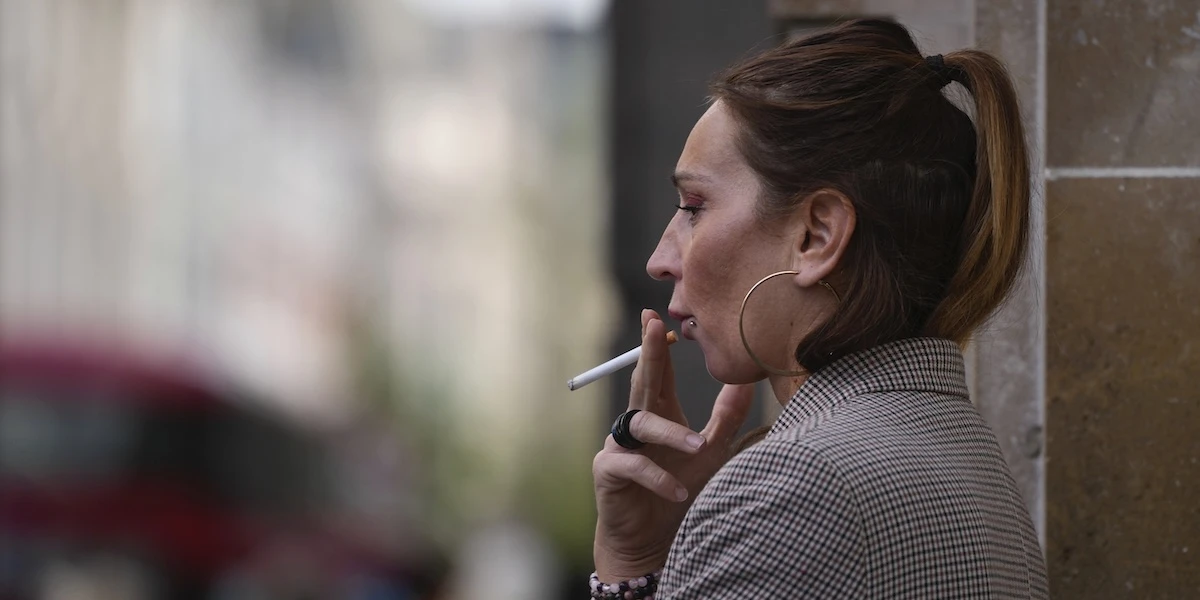 La Francia vieterà il fumo all’apertoIl divieto riguarderà spazi pubblici come parchi e spiagge, ma non si applicherà alle sigarette elettroniche né ai dehors di bar e ristoranti