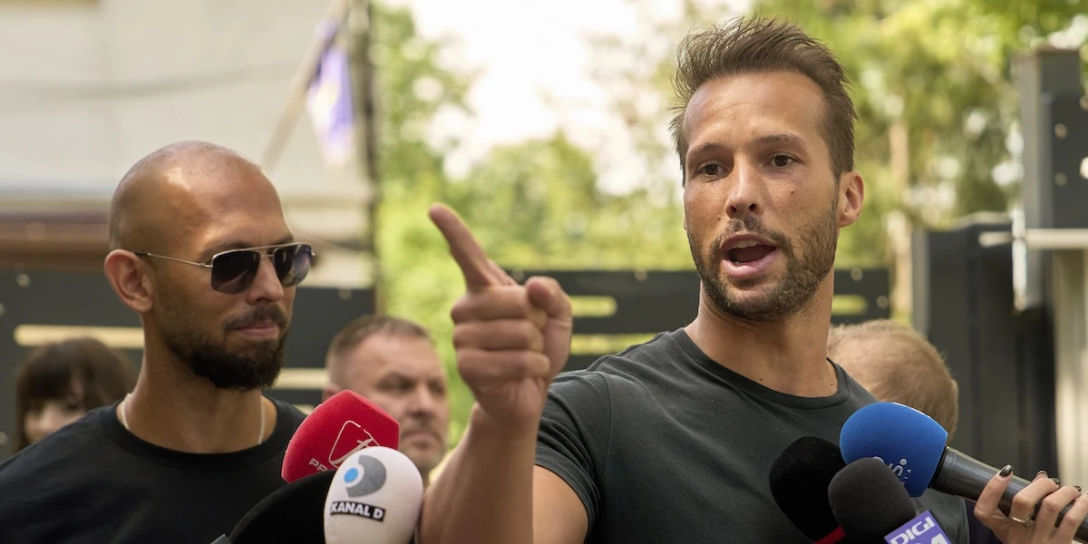 La procura d’Inghilterra e del Galles ha incriminato Andrew e Tristan Tate per 21 capi d’accusa