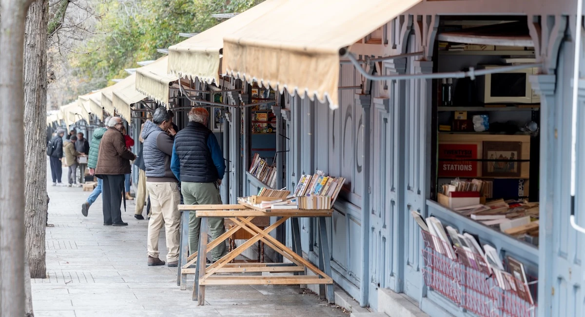 Sono cent’anni che le “casetas” vendono libri in strada a MadridSono stand permanenti in legno, uno di fianco all'altro, e nell'ultimo secolo hanno chiuso solo due volte