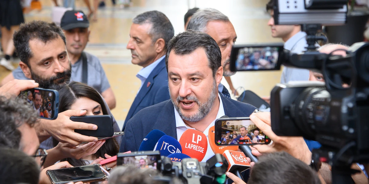 1 minuto faLa Francia non ha lasciato correre l’ultima uscita di Salvini su MacronHa convocato l'ambasciatrice Emanuela D'Alessandro dopo che il ministro aveva detto che il presidente dovrebbe «attaccarsi al tram»