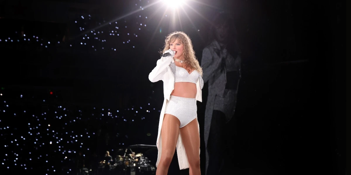 1 minuto faLe popstar sono rimaste in mutandeOrmai un po' tutte per praticità e stile indossano sul palco qualcosa a metà tra dei pantaloncini e delle culottes