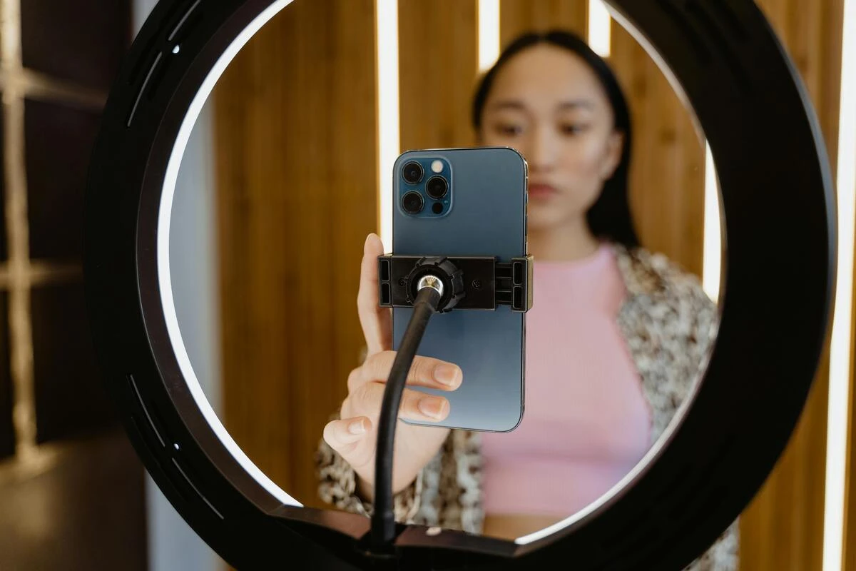1 minuto faCome sta andando quella storia del registro degli influencerDovrebbe servire a equiparare i canali social più seguiti ai media tradizionali, ma ci sono ancora vari dubbi su chi deve rientrarci