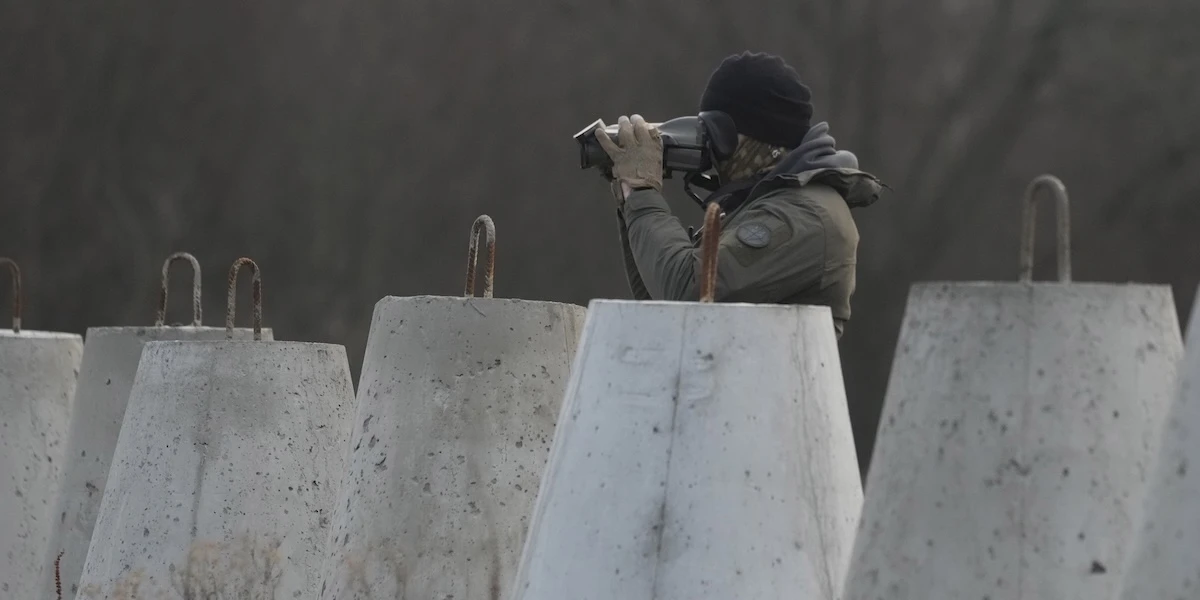 La guida della Lettonia per riconoscere le spie russe sotto coperturaFra le altre cose, consiglia ai cittadini di stare in guardia da turisti troppo curiosi che viaggiano con attrezzature insolitamente sofisticate