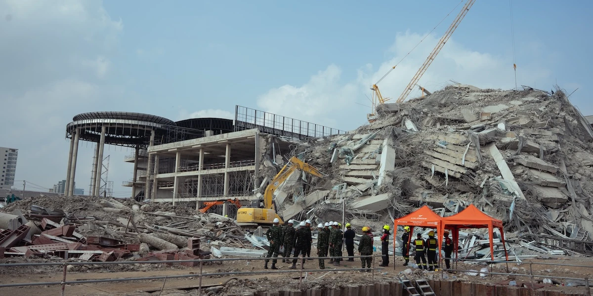 In Thailandia sono stati emessi 17 mandati d’arresto per il crollo del grattacielo a Bangkok durante il terremoto di marzo
