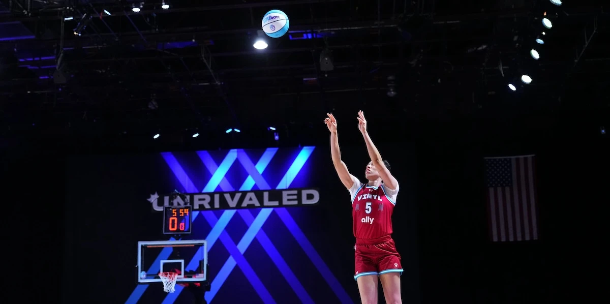 Come una lega di basket 3 vs 3 sta cambiando la WNBA“Unrivaled” ha mostrato i limiti che ancora ci sono nel basket femminile americano, e soprattutto che le cestiste possono guadagnare molto di più