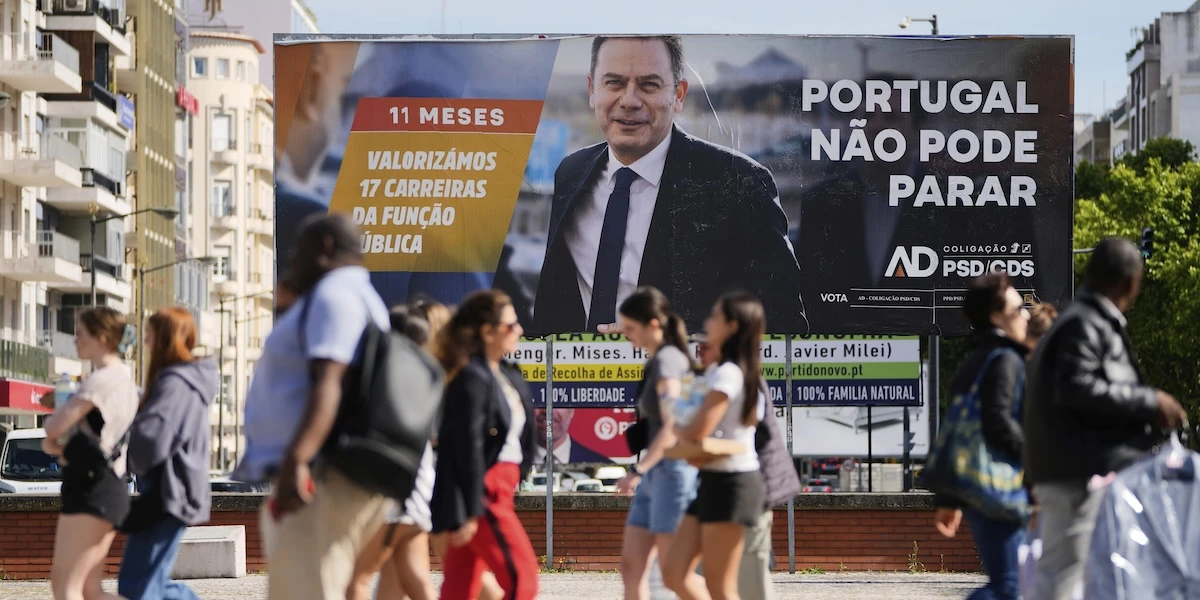 È probabile che in Portogallo finisca come l’ultima voltaSi vota per rinnovare il parlamento, che secondo i sondaggi sarà frammentato come prima: il centrodestra è favorito, ma poi si dovrà fare il governo