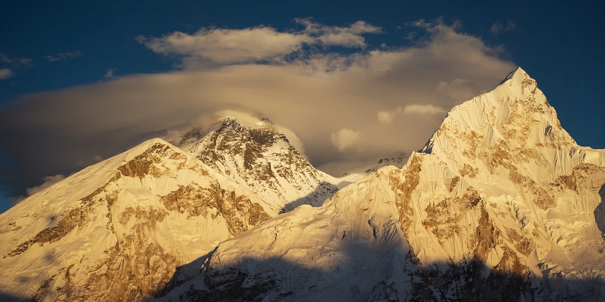 Un gruppo di alpinisti vuole scalare l’Everest in una settimanaCioè saltando i giorni di acclimatazione: per farlo stanno usando un trucco che è stato molto criticato