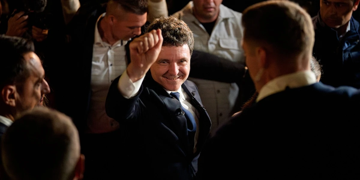 Nicușor Dan, l’europeistaHa vinto le presidenziali in Romania da indipendente, ripetendo l’approccio pragmatico con cui era diventato sindaco di Bucarest