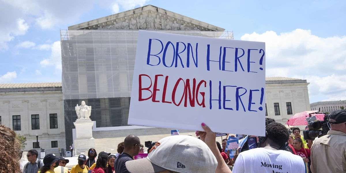 Perché negli Stati Uniti c’è lo ius soliCioè il principio per cui tutte le persone che nascono sul loro territorio ne diventano cittadine, che Trump vuole limitare