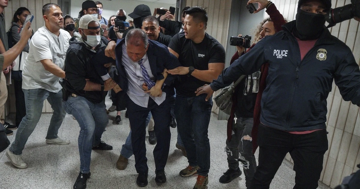 Un candidato sindaco di New York è stato arrestato e rilasciato per aver protestato contro l’ICE