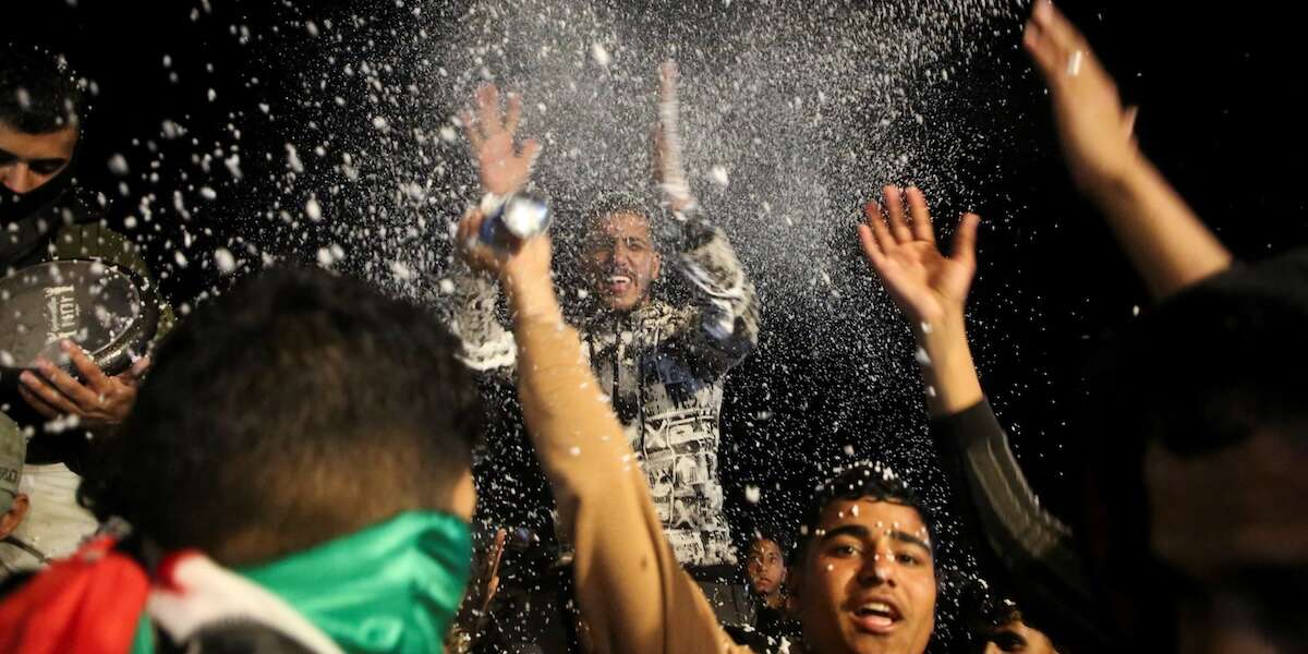 Le foto dei festeggiamenti nella Striscia di Gaza dopo l’annuncio del cessate il fuocoMercoledì sera migliaia di persone si sono riunite in strada per manifestare, mostrando la bandiera palestinese