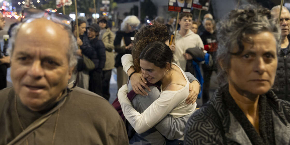 Com’è che Israele e Hamas alla fine si sono accordatiLa condizioni del cessate il fuoco sono più o meno le stesse che vengono negoziate da un anno, ma è cambiato tutto il contesto: c'entra l'arrivo di Trump