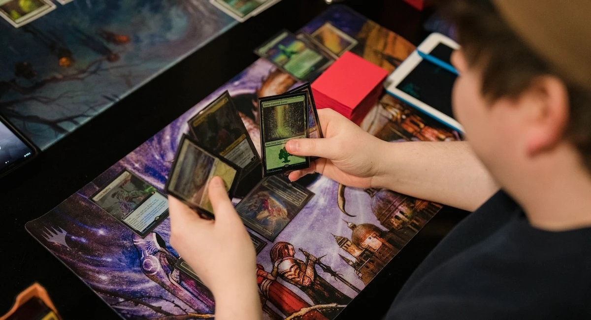 Il più famoso gioco di carte collezionabili si sta snaturandoDa un po' di anni Hasbro sta infilando dentro a Magic universi narrativi che non c'entrano niente, come Final Fantasy e il Signore degli Anelli
