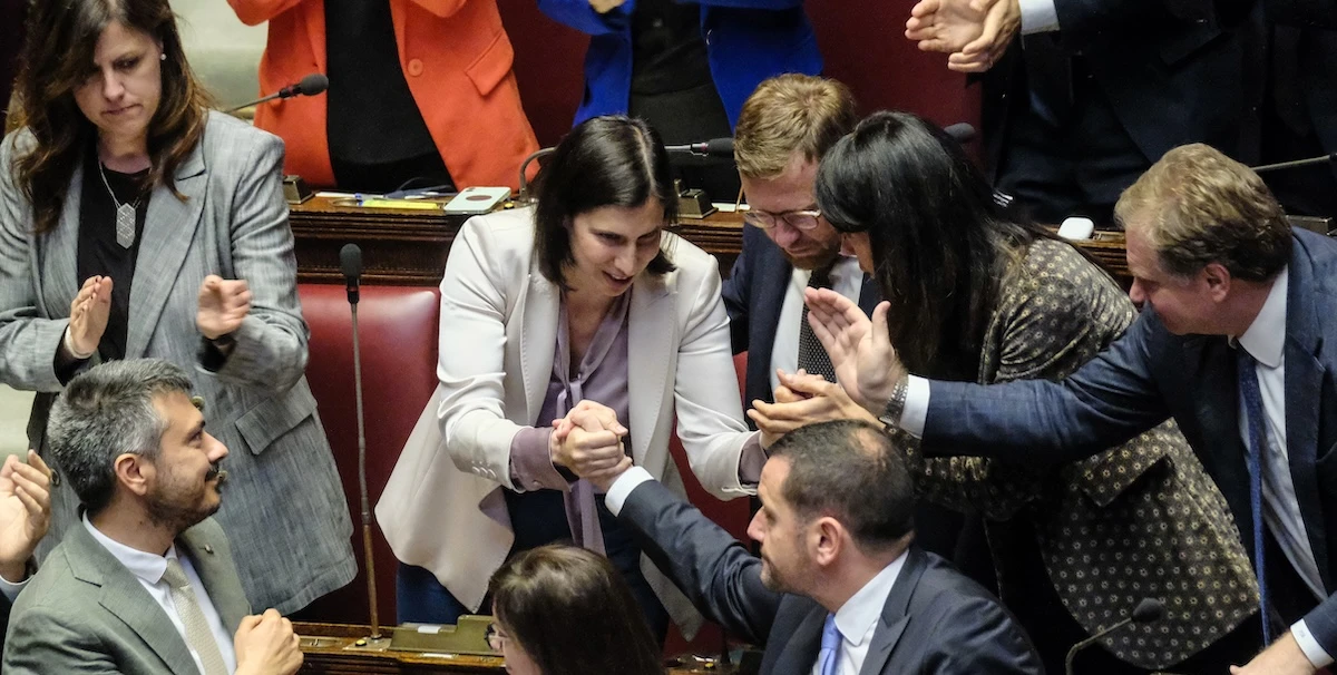 La bizzarra difesa del PD alla cittadinanza italiana per i bisnipoti all’esteroCon una retorica un po' nazionalista e molti omaggi a uno storico esponente dell'estrema destra