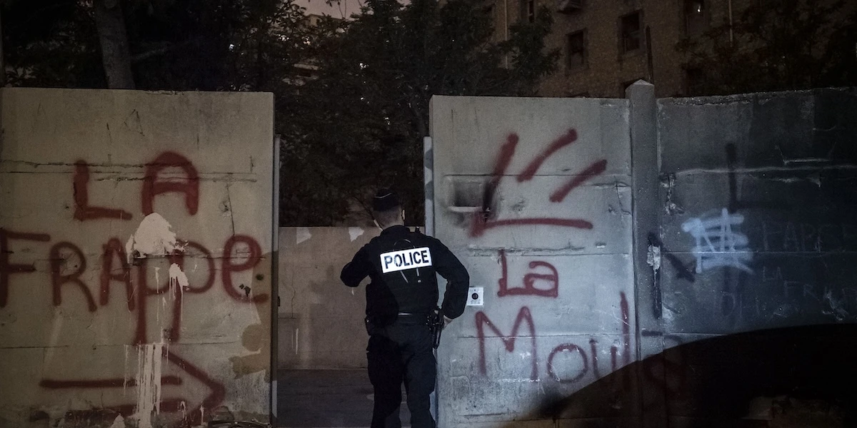 La disastrosa operazione della polizia marsigliese per catturare un narcotrafficanteGli agenti volevano attirarlo con 360 chili di cocaina: non ci sono riusciti, e se la sono tenuta, gestendola in modo molto spregiudicato