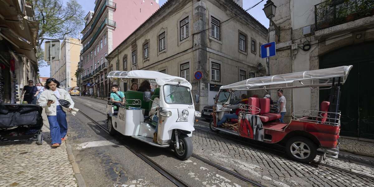 Dal prossimo 1° aprile i tuk-tuk non potranno più circolare in gran parte del centro storico di Lisbona