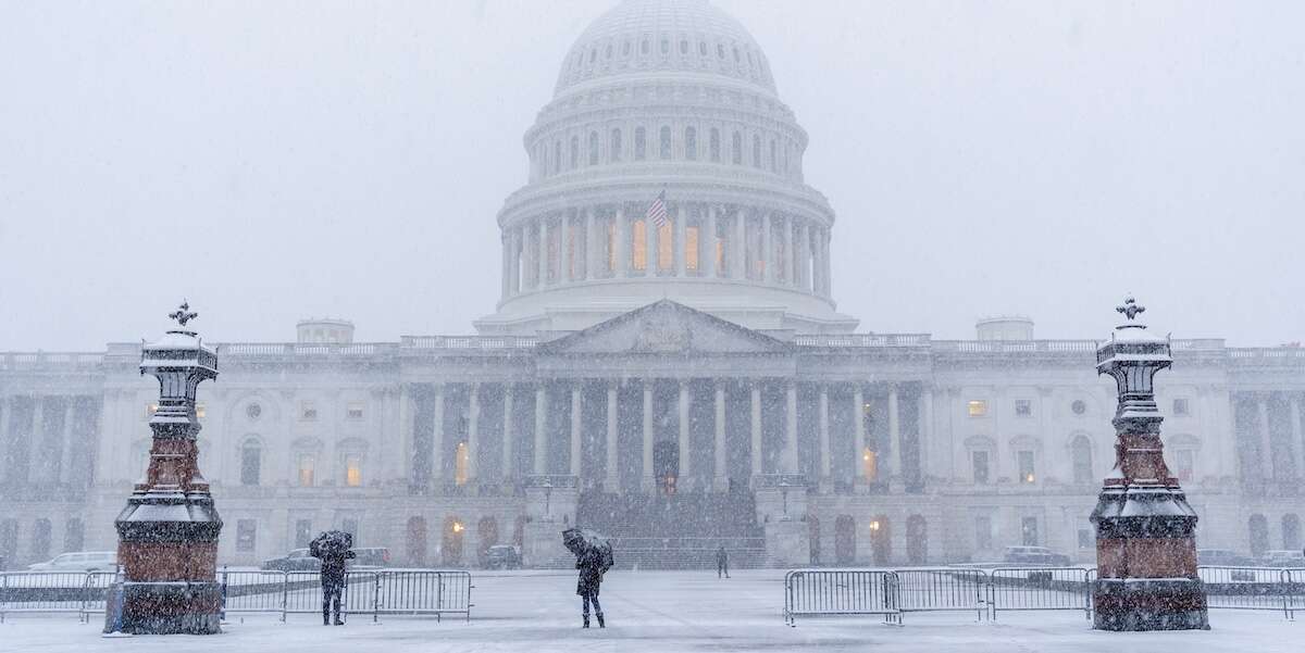 Negli Stati Uniti più di 200mila persone sono rimaste senza corrente a causa di una tempesta di neve