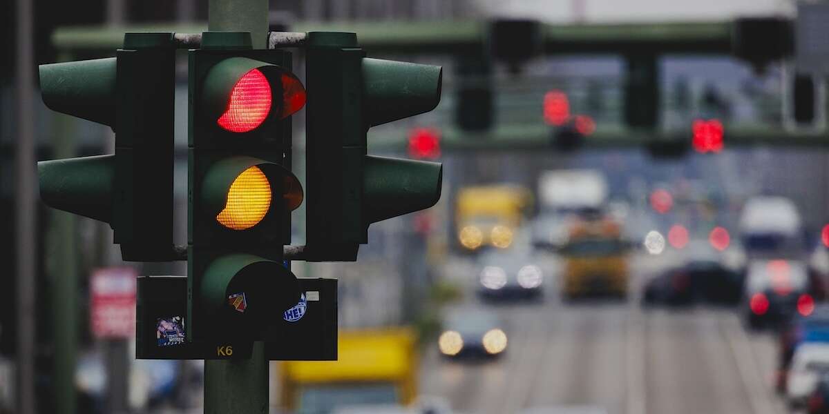 L’utilità del giallo tra il rosso e il verde dei semaforiIn diversi paesi è un segnale di preavviso che attira l’attenzione e permette di prepararsi ad attraversare l’incrocio riducendo i rallentamenti