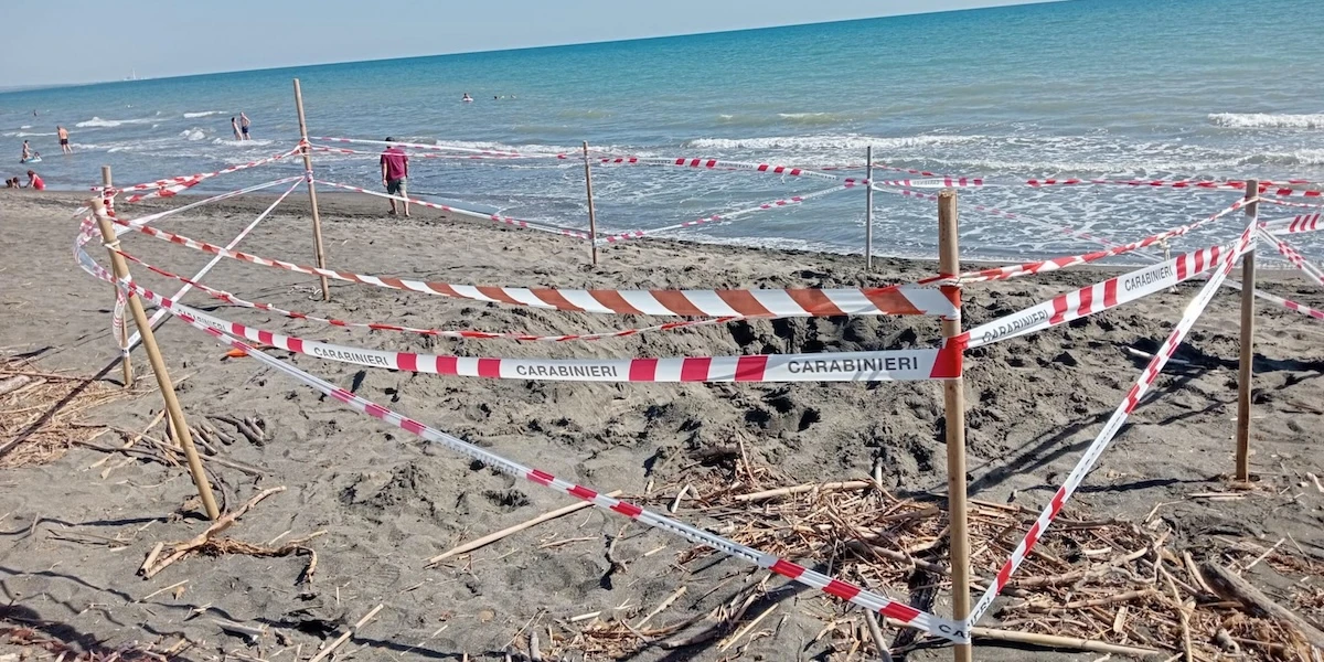 4 minuti faIl padre del ragazzo morto scavando una buca in spiaggia a Montalto di Castro, nel Lazio, è indagato per omicidio colposo