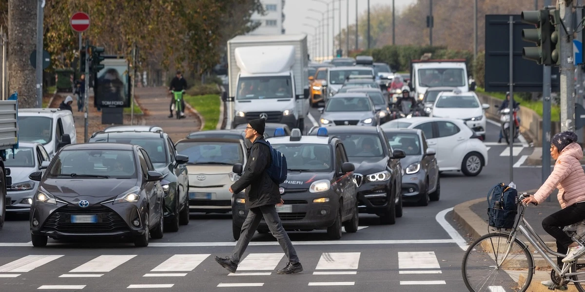 4 minuti faQuante sono le auto sfuggite al divieto dei diesel euro 5Doveva entrare in vigore a ottobre in quattro regioni ma è stato rinviato di un anno: un po' di numeri e un grafico per capire