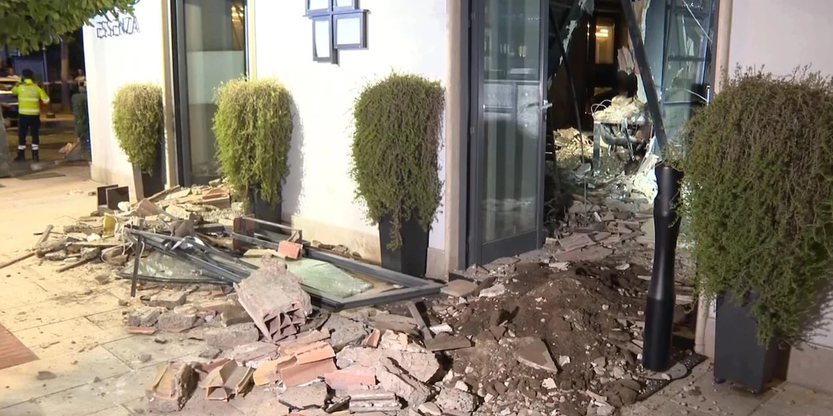 5 minuti faÈ stata aperta un’indagine per omicidio colposo per la morte di una persona nel crollo del soffitto di un ristorante a Terracina