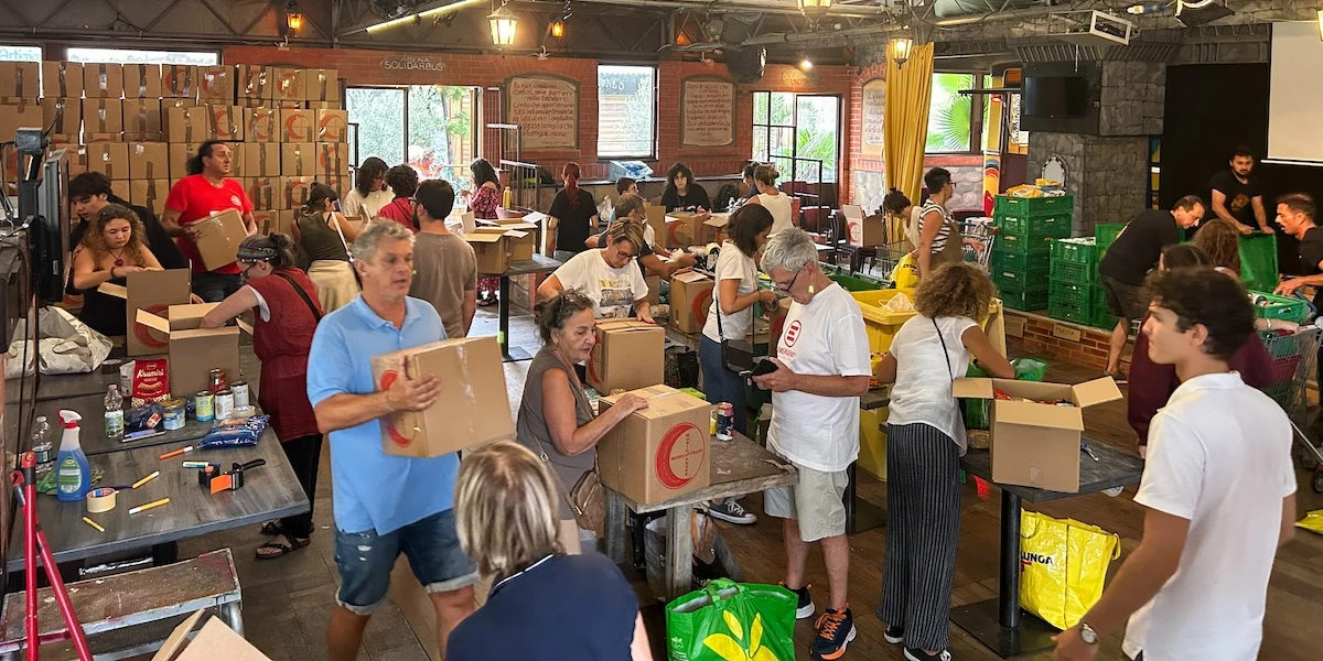 2 minuti faCome si gestiscono 300 tonnellate di cibo per aiuti umanitariSono quelle raccolte a Genova per Gaza, di cui solo una parte finirà sulle barche a vela della Global Sumud Flotilla: ma c'è un piano