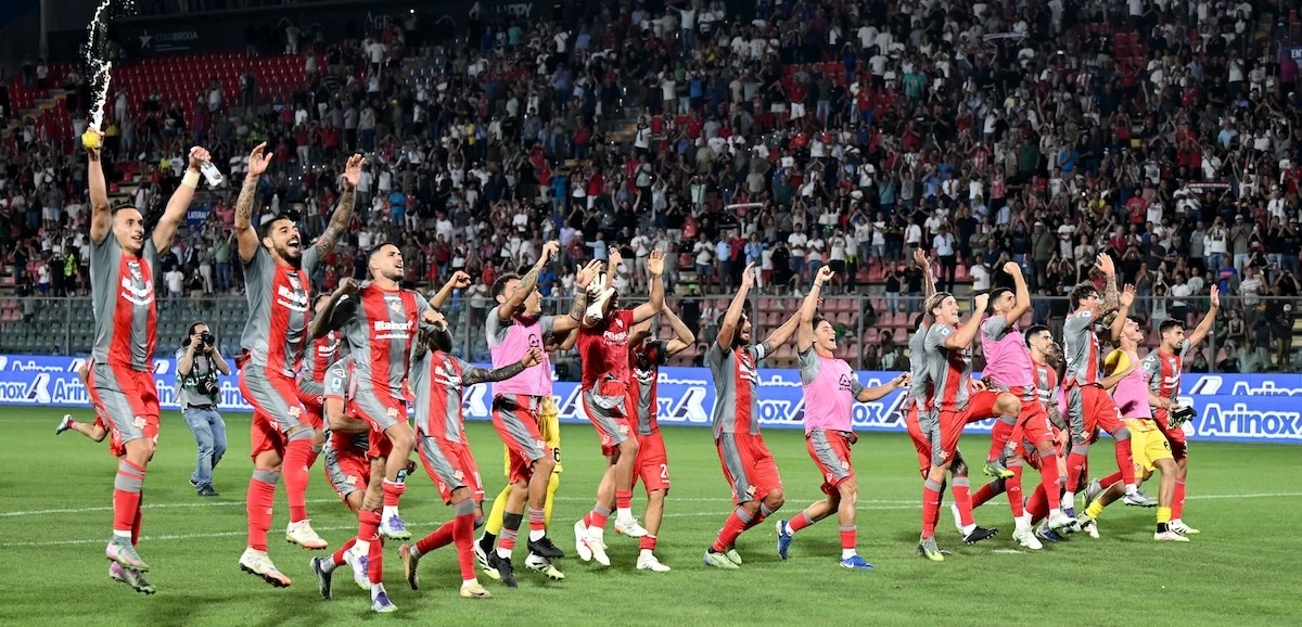 pochi secondi faLa Cremonese è prima in Serie A, Jamie Vardy è il suo attaccanteDue vittorie in due partite (una in trasferta contro il Milan) e l'acquisto di un grande attaccante dalla Premier League: non male per una squadra che arriva dalla Serie B