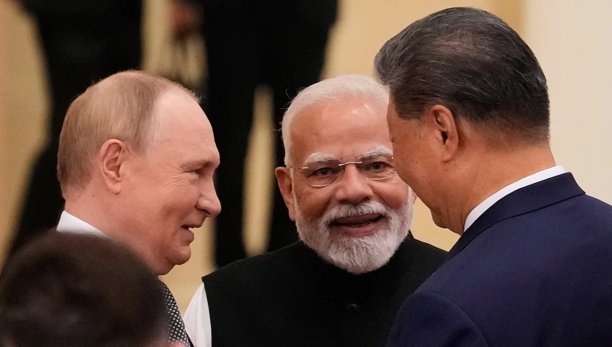 2 minuti faNarendra Modi non vuole farsi mettere all’angolo da TrumpE per questo il primo ministro indiano si sta mostrando molto vicino a Xi Jinping e Vladimir Putin, con abbracci e strette di mano un po' inusuali