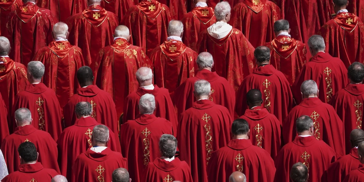 I cardinali del conclave, uno per unoUn po' di mappe e grafici per capire chi sono, quanti sono, che facce hanno, quanti anni hanno, da dove vengono e chi li ha nominati