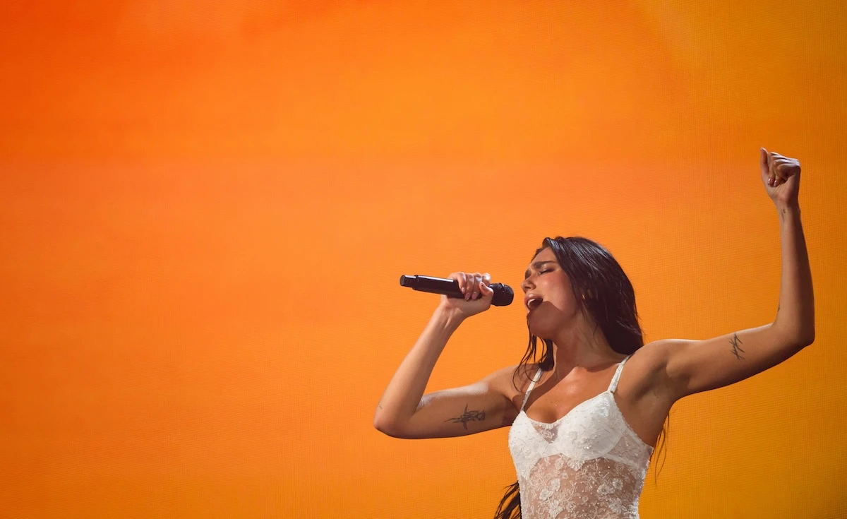 pochi secondi faOra a Dua Lipa l’energia non mancaQualche anno sui social fa passava per svogliata e rigida, ora che ha 30 anni è una delle popstar più rispettate e popolari al mondo