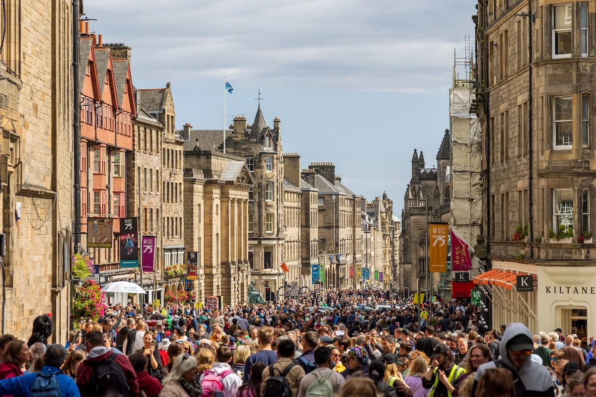 2 minuti faIl Fringe è ancora un evento accessibile?Gli affitti a Edimburgo sono cresciuti così tanto che anche il suo festival più importante, dedicato soprattutto agli artisti emergenti, ne subisce le conseguenze