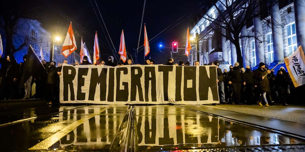 Cos’è esattamente questa «remigrazione»Indica un'ideologia di estrema destra che sta diventando popolare un po' in tutta Europa, e ora qualcuno ha iniziato a usarla anche in Italia