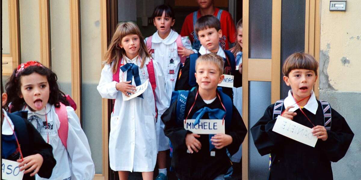 Un referendum sul grembiule a scuola, votato dai bambiniIn una scuola elementare palermitana saranno i 400 studenti a decidere se continuare a indossarlo, dopo che alcuni se n'erano lamentati