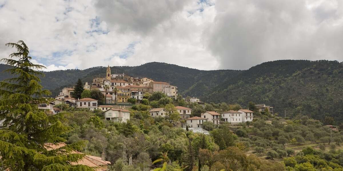 La «favola» del principato di SeborgaÈ un borgo ligure che rivendica una fantomatica indipendenza, ma nonostante una bandiera, un inno e una principessa la legge è quella italiana