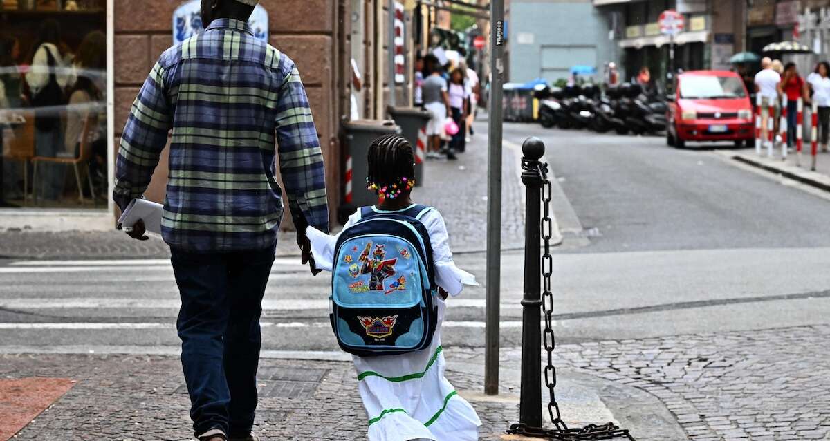 La Corte costituzionale ha annullato il divieto per i single di adottare bambini all’esteroHa detto di ritenerli idonei ad assicurare un ambiente di crescita «stabile e armonioso» a chi è in stato di abbandono