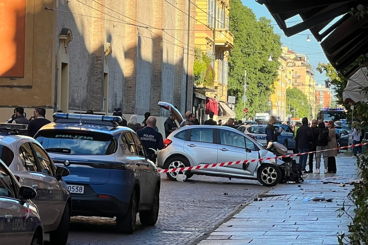 3 minuti faCosa sappiamo dell’uomo che ha investito i passanti in centro a ModenaSalim El Koudri ha ferito gravemente quattro persone con la sua auto, non aveva precedenti ed è stato arrestato con l'accusa di strage