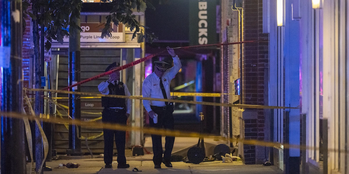 1 minuto fa4 persone sono state uccise in una sparatoria fuori da una discoteca di Chicago, negli Stati Uniti: ci sono anche 14 feriti