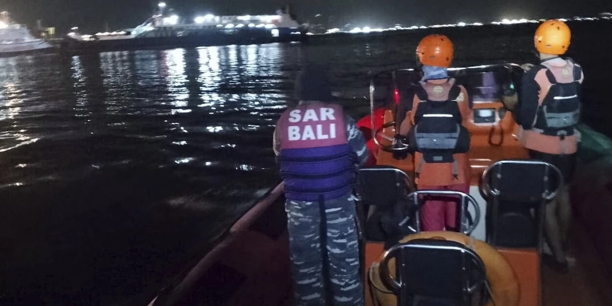 3 minuti faUn traghetto con più di 60 persone è affondato a BaliCi sono 4 morti e decine di dispersi: le ricerche sono ancora in corso
