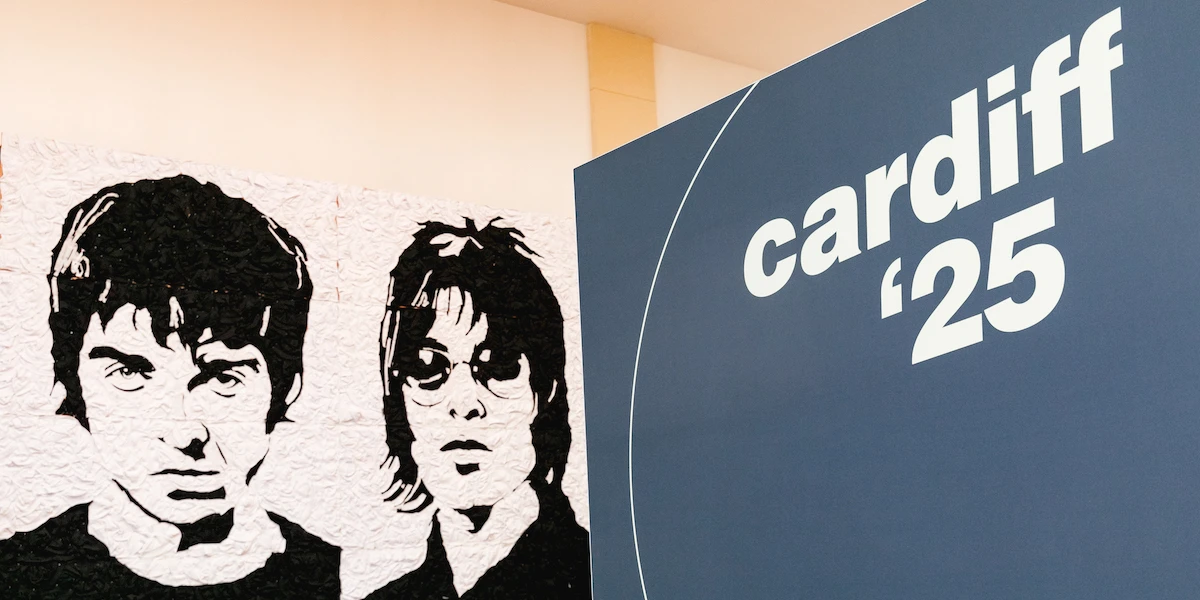 2 minuti faStanno arrivando i concerti degli Oasis, infineIl primo è domani a Cardiff, che si prepara ad accogliere decine di migliaia di persone e a essere osservata da molte di più