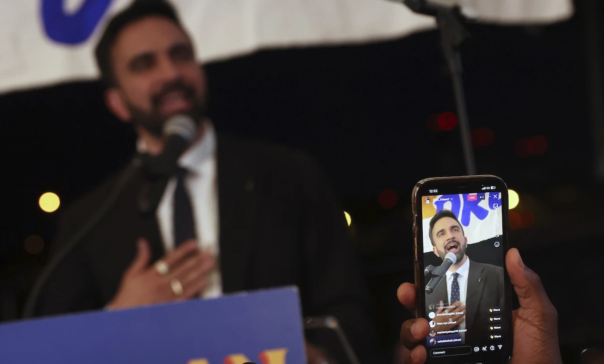 4 minuti faI politici che funzionano sui social hanno una cosa in comuneRiescono a dare l'idea di essere sé stessi, e in questo modo risultano simpatici e credibili: da Zohran Mamdani a Roberto Gualtieri