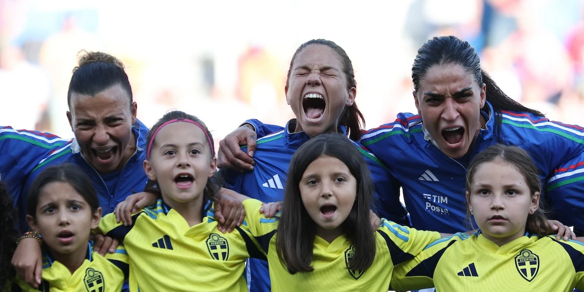 2 minuti faAgli Europei femminili di calcio l’Italia ha soprattutto due obiettiviSuperare la fase a gironi e riportare tra il pubblico l'entusiasmo perso dopo i deludenti Europei del 2022 e Mondiali del 2023