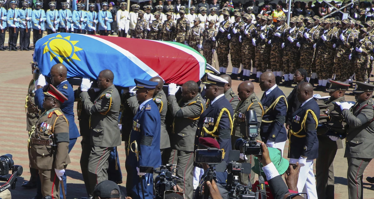pochi secondi faIn Namibia non si faranno funerali di stato per quasi un anno perché costano troppo
