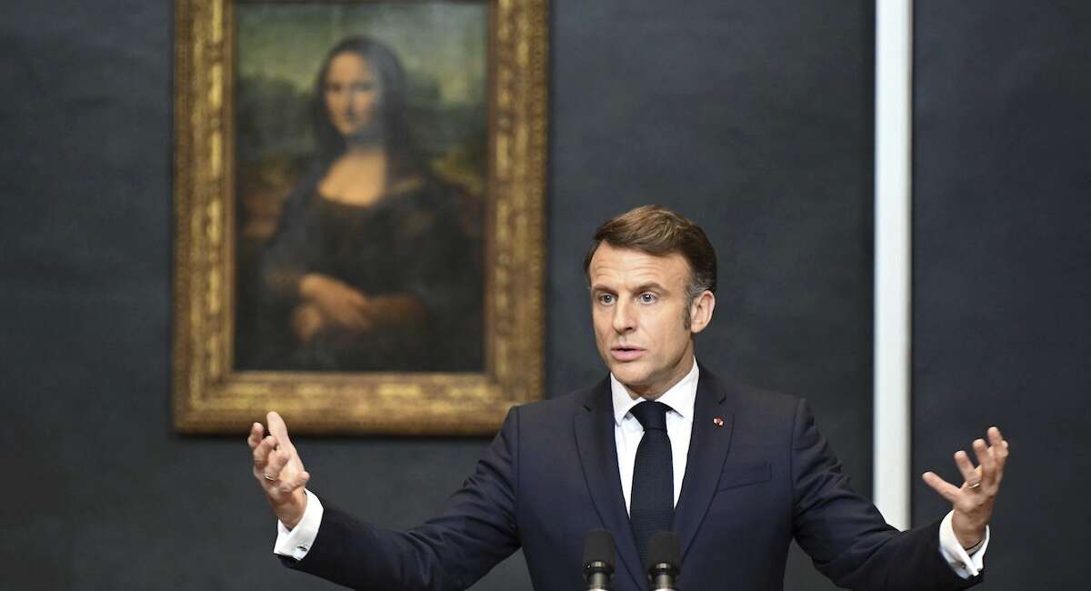 L’ambizioso piano di Macron per ristrutturare il LouvreTra le altre cose ci sarà un nuovo ingresso e verrà spostata la Gioconda: l'annuncio è arrivato dopo giorni di discussioni sulle pessime condizioni del museo