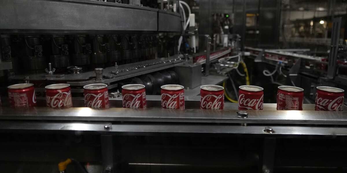 Coca-Cola ha ordinato il ritiro di un grosso numero di sue bevande da diversi mercati europei